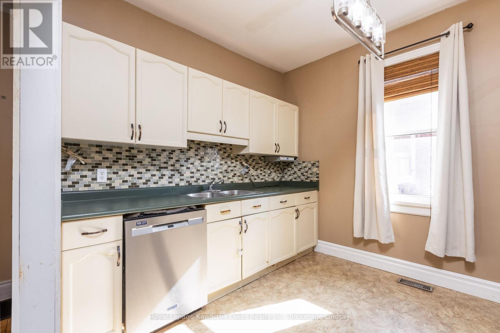 205 William Street N, Kawartha Lakes, Ontario  K9V 4B8 - Photo 11 - X12114546